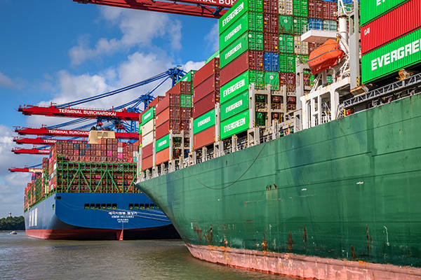 Zwei dicke Pötte - Hamburg Landungsbrücken Bild auf Leinwand, Acrylglas oder als Poster