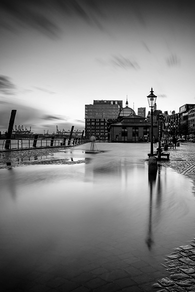 Hamburg Hochwasser am Fischmarkt - Wandbild in schwarzweiss auf Leinwand