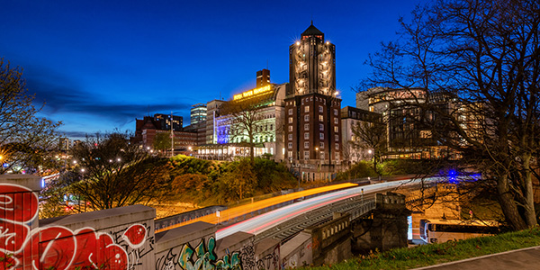 Hotel Hafen Hamburg - Hamburg bei Nacht Leinwandbild, Acrylglas, Akustikbild oder als Poster