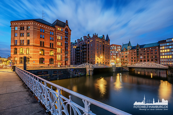 Blaue Stunde am Kleinen Fleet - Speicherstadt Hamburg Bild auf Leinwand, Acrylglas, Akustikbild oder als Poster