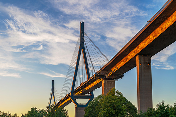 Köhlbrandbrücke im Abendlicht - Hamburger Hafen Wandbild auf Leinwand, Acrylglas, Akustikbild oder als Poster