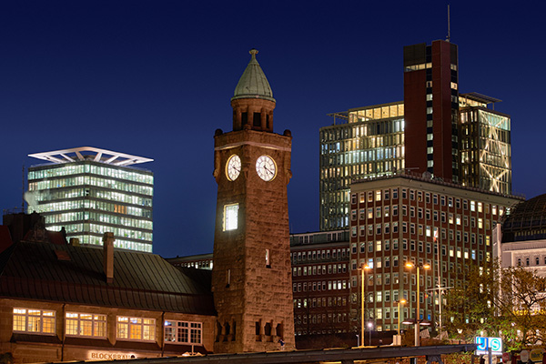 Drei Türme - Bild vom Pegelturm an den Landungsbrücken auf Leinwand, Acrylglas oder als Poster