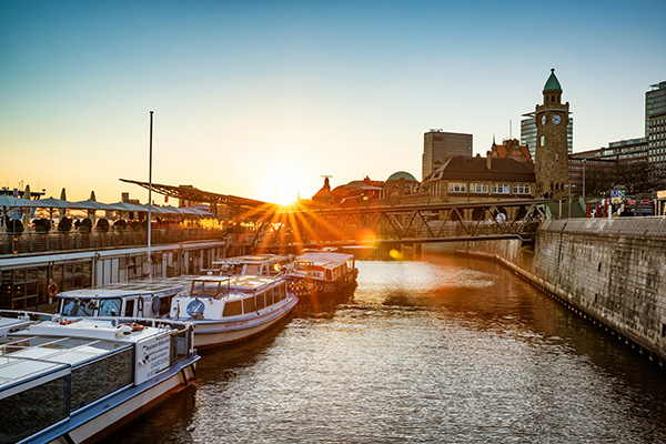 Sonnenstrahl an den Landungsbrücken - Hamburg Bild auf Leinwand, Acrylglas oder als Poster