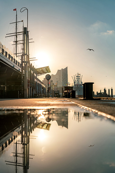 Sonnenaufgang an den Landungsbrücken - Blick in Richtung Elbphilharmonie Bild auf Leinwand, Acrylglas oder als Poster