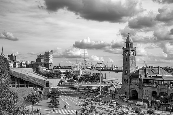 Landungsbrücken und Elbphilharmonie - Hamburg Foto in schwarzweiß auf Leinwand, Acrylglas, Akustikbild oder als Poster