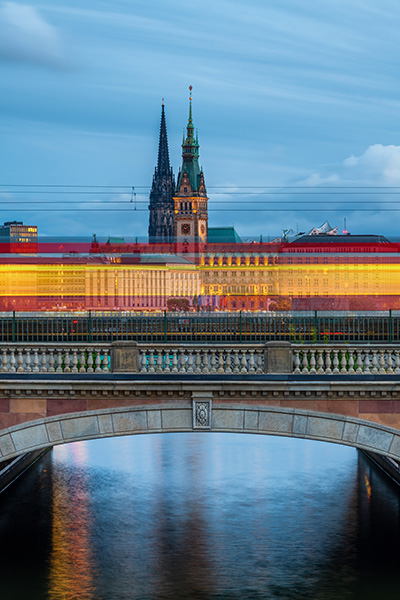 S-Bahn und Rathaus - Blick über die Außenalster auf das Rathaus, die Nikolaikirche und die Elbphilharmonie - Hamburg Wandbild auf Leinwand, Acrylglas, Akustikbild oder als Poster