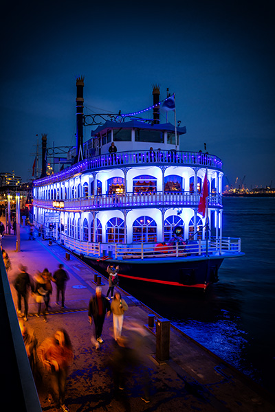 Louisiana Star im blauen Licht - Hamburger Hafen Bild auf Leinwand, Acrylglas oder als Poster
