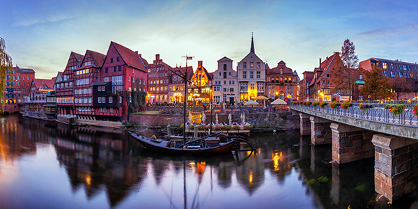 Lüneburg - Blaue Stunde an der Ilmenau - Bild auf Leinwand, Acrylglas oder als Poster