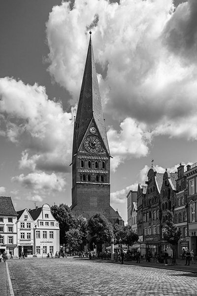 Lüneburg - St. Johanniskirche in schwarzweiß - Bild auf Leinwand, Acrylglas oder als Poster