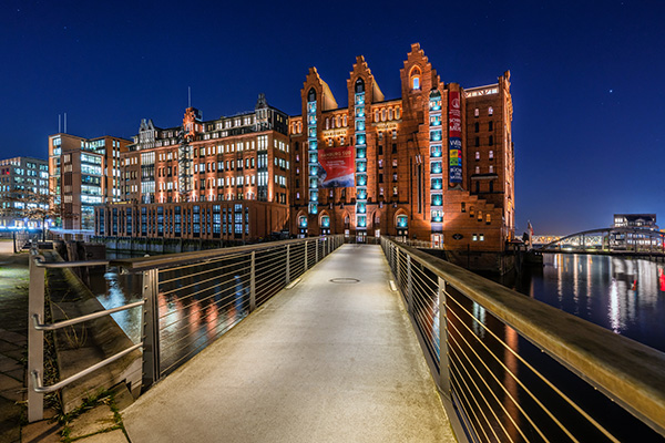 Maritimes Museum bei Nacht - Hamburg Hafencity Foto auf Leinwand, Acrylglas, Akustikbild oder als Poster