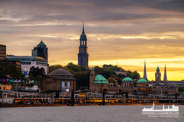 Michel und Landungsbrücken im Morgenlicht - Hamburg Bild auf Leinwand, Acrylglas oder als Poster