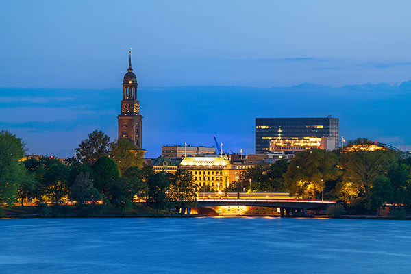 Michel und Außenalster zur blauen Stunde - Hamburg Alster Bild auf Leinwand, Acrylglas oder als Poster