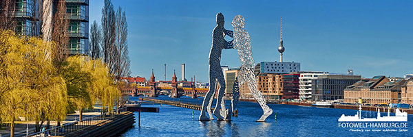 Berlin Molecule Man an der Spree - Bild auf Leinwand, Acrylglas oder Alu-Dibond