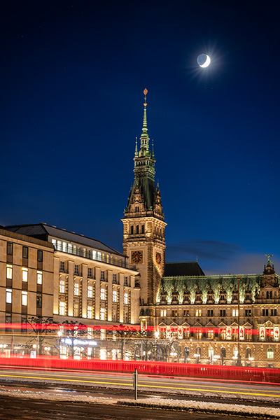 Mond über dem Hamburger Rathaus - Hamburg Bild auf Leinwand, Acrylglas, Akustikbild oder als Poster
