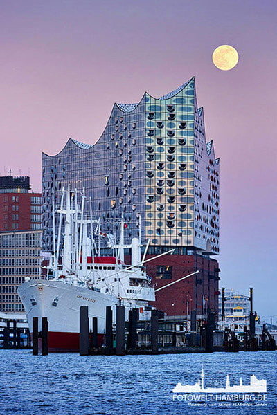 Hamburg Hafencity Bild auf Leinwand - Mond über Elbphilharmonie