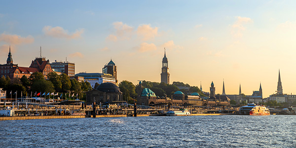 Morgenlicht - Hamburger Hafen und Landungsbrücken Wandbild auf Leinwand, Acrylglas, Akustikbild oder als Poster
