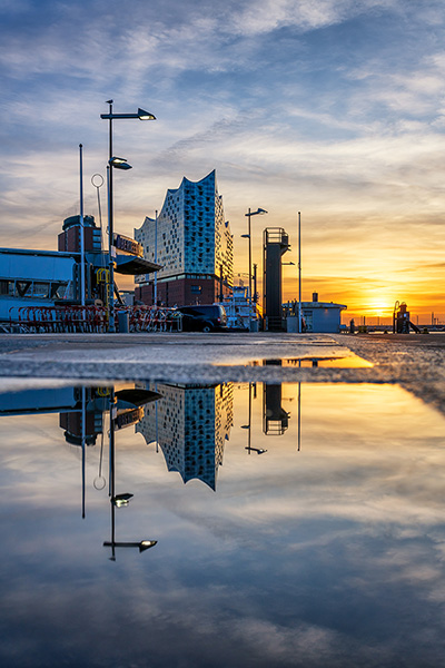 Die Elbphilharmonie im Morgenlicht mit einer eindrucksvollen Pfützenspiegelung - Bild auf Leinwand, Acrylglas oder als Poster