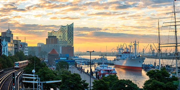 Morgens an der Elbpromenade - Hamburg Wandbild auf Leinwand, Acrylglas, Akustikbild oder als Poster