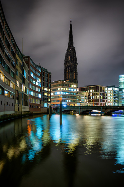 Blick über das Nikolaifleet - Abstraktes Hamburg Wandbild auf Leinwand, Acrylglas oder als Poster