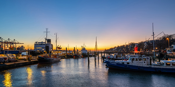 Abendrot im Museumshafen - Hamburger Hafen Wandbild auf Leinwand, Acrylglas, Akustikbild oder als Poster