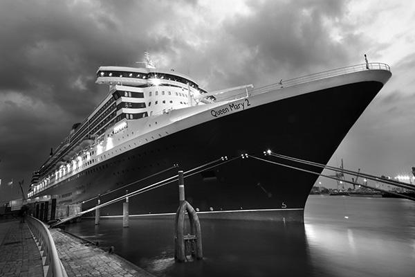 Hamburg Hafencity Cruise Center - Queen Mary 2