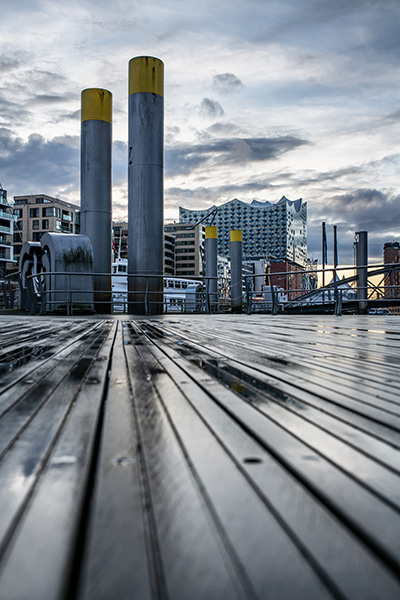 Sandtorhafen und Elbphilharmonie - Bild von der Hamburger Hafencity auf Leinwand, Acrylglas, Akustikbild oder als Poster
