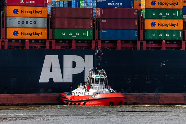 Containerschiff und Schlepper - Hamburger Hafen Bild auf Leinwand, Acrylglas oder als Poster