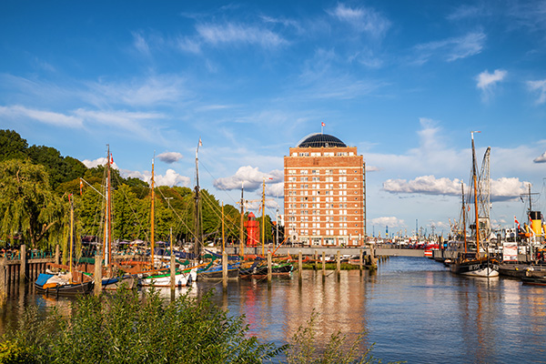 Sommer im Museumhafen - Abstraktes Hamburg Wandbild auf Leinwand, Acrylglas oder als Poster