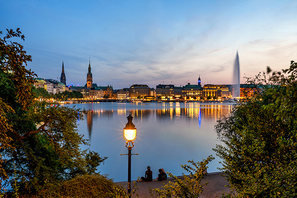Sommerabend an der Binnenalster - Romantischer Blick über die Binnenalster auf die Hamburger Skyline. Bild auf Leinwand, Acrylglas oder als Poster
