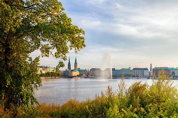 Sommerliche Binnenalster - Abstraktes Hamburg Wandbild auf Leinwand, Acrylglas oder als Poster