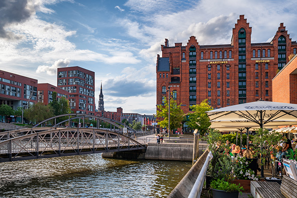 Sommer in der Hafencity an der Elbtorpromenade mit dem Maritimen Museum, Wandbild auf Leinwand, Acrylglas, Akustikbild oder als Poster