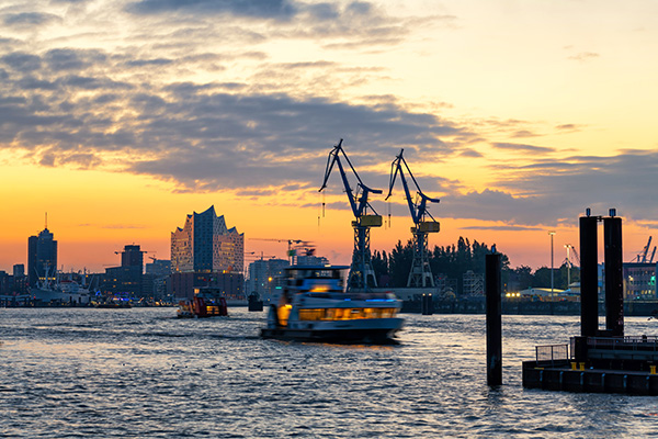 Sonnenaufgang im Hamburger Hafen - Hamburg Fotokunst Bild auf Leinwand, Acrylglas oder als Poster