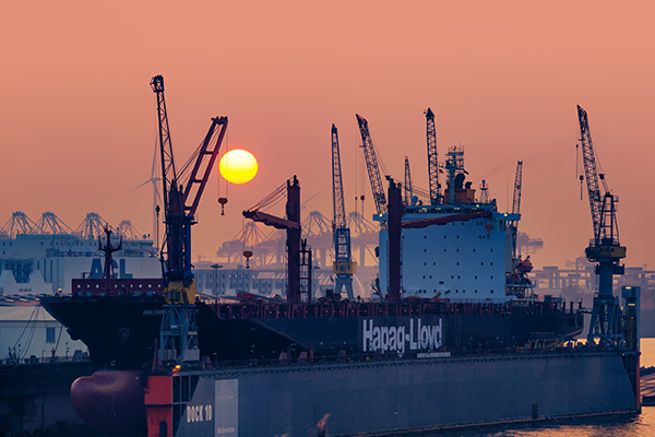 Sonnenuntergang am Dock 10 - Hamburger Hafen Bild auf Leinwand, Acrylglas oder als Poster
