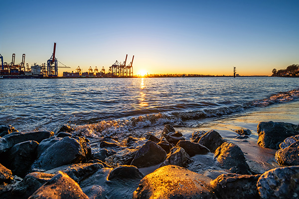 Elbbrandung - Hamburger Hafen Bild auf Leinwand, Acrylglas oder als Poster