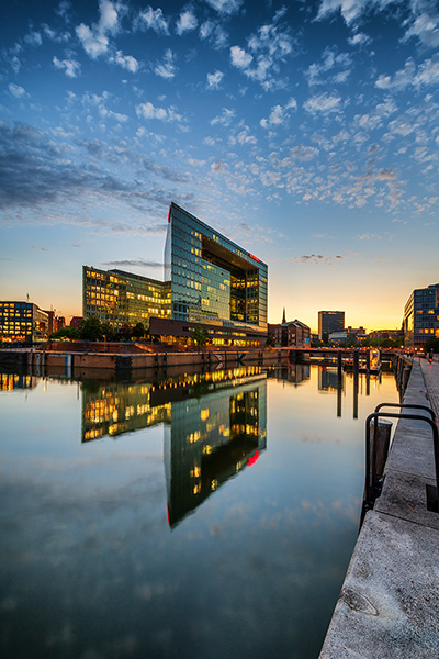 Sonnenuntergang am Spiegelgebäude - Hamburgbild Hafencity Bild auf Leinwand, Acrylglas oder als Poster