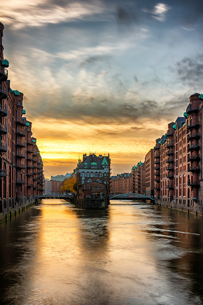 Sonnenuntergang am Wasserschloss - Hamburg Bild auf Leinwand, Acrylglas, Akustikbild oder als Poster