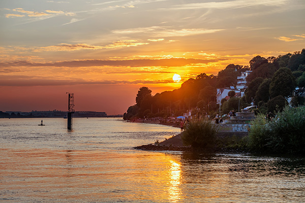 Sonnenuntergang an der Elbe - Hamburg Wandbild auf Leinwand, Acrylglas oder als Poster