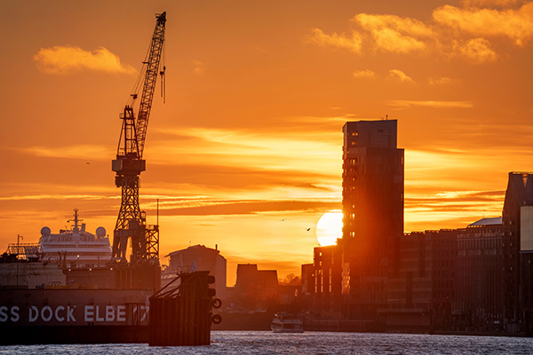 Sonnenuntergang an der Elbe - Hamburg Wandbild auf Leinwand, Acrylglas oder als Poster