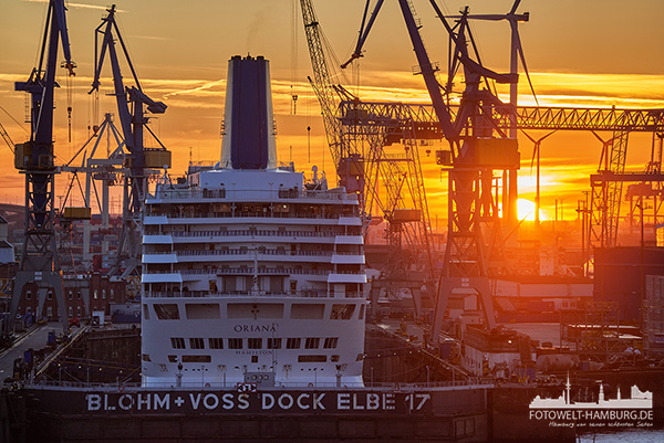 Hamburg Setting Sun - Sonnenuntergang hinter dem Dock Elbe 17 - hochwertiges Akustibild bestellen