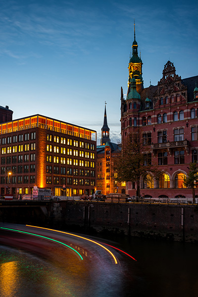 Blaue Stunde am St. Annenfleet II - Hamburgbild von der Speicherstadt, Acrylglas oder als Poster