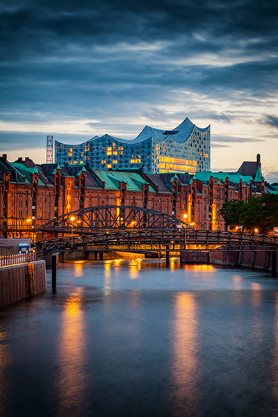 Speicherstadt und Elbphilharmonie - Hamburg Wandbild im Hochformat auf Leinwand, Acrylglas, Akustikbild oder als Poster