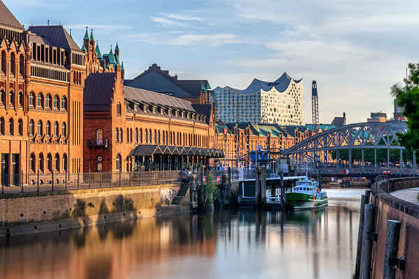 Blick über den Zollkanal auf die Speicherstadt und die Elbphilharmonie am Abend - Hamburg Bild auf Leinwand, Acrylglas oder als Poster