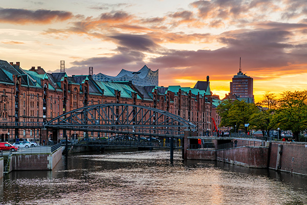 Speicherstadt und Elbphilharmonie - Hamburger Bild auf Leinwand, Acrylglas oder als Poster