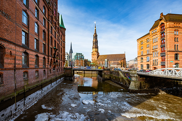 Speicherstadt und Katharinenkirche im Winter - Hamburg Speicherstadt Bild auf Leinwand, Acrylglas oder als Poster