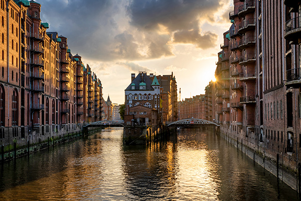 Wasserschloss mit Abendsonne - Hamburg Speicherstadt Bild auf Leinwand, Acrylglas oder als Poster