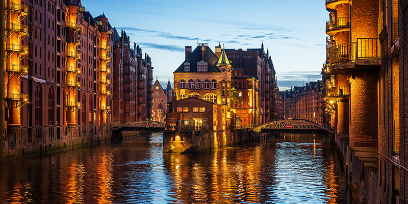 Wasserschloss zur blauen Stunde - Bild auf Leinwand