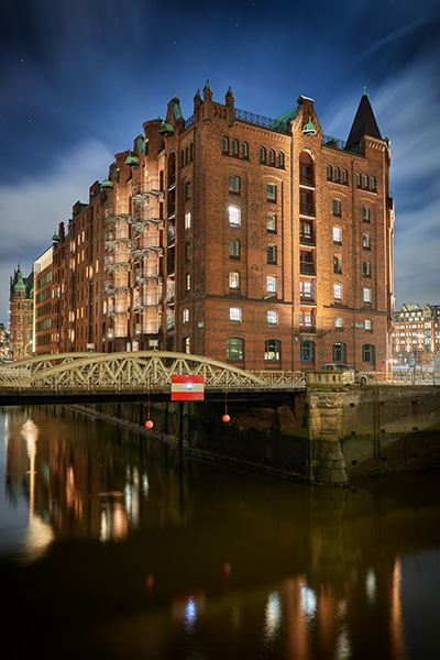 Blaue Stunde am Kleinen Fleet - Speicherstadt und Elbphilharmonie Bild auf Leinwand, Acrylglas, Akustikbild oder als Poster