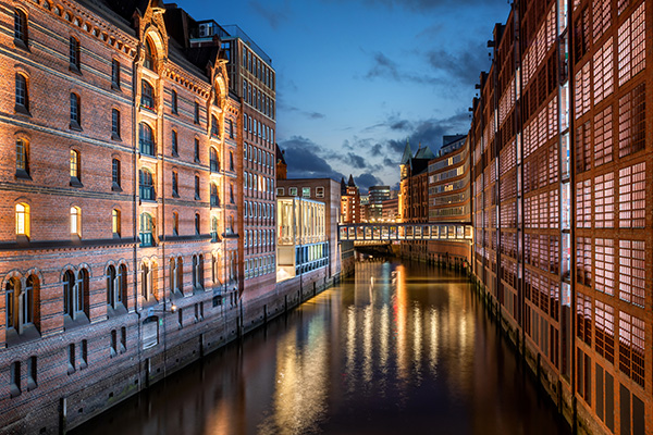 Blaue Stunde am Brooksfleet - Speicherstadt Bild auf Leinwand, Acrylglas oder als Poster