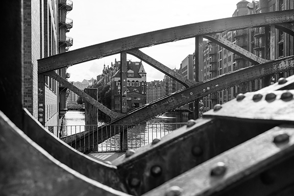 Poggenmühlenbrücke und Wasserschloss - Hamburg Schwarzweißbild aus der Speicherstadt - Wandbild auf Leinwand, Acrylglas, Akustikbild oder als Poster
