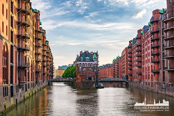 Blick auf das Wasserschloss - Hamburg Bild auf Leinwand, Acrylglas, Akustikbild oder als Poster